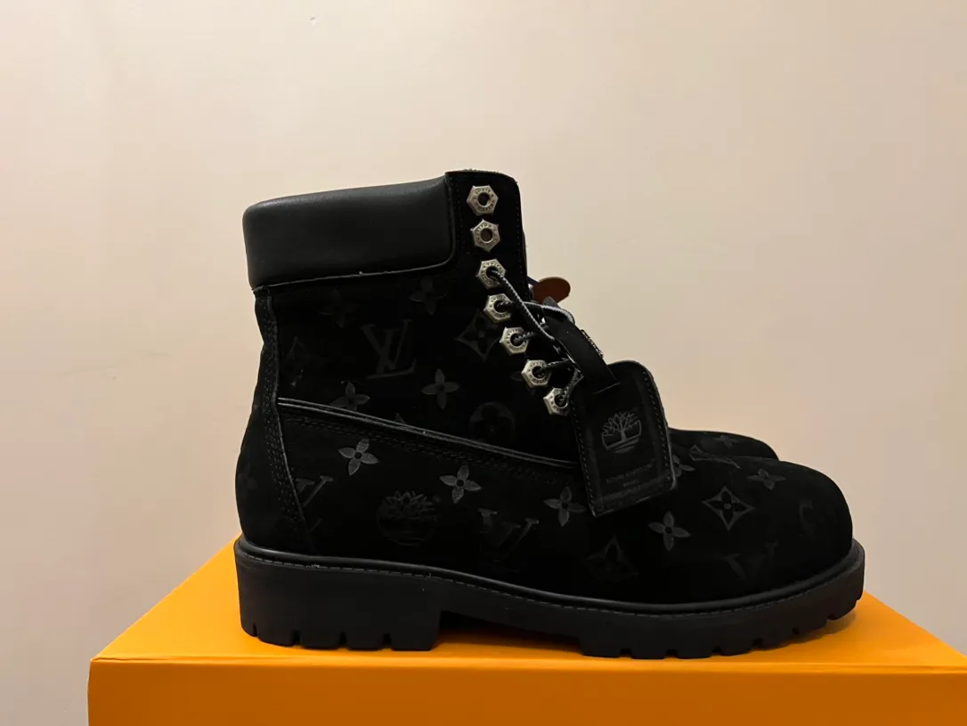 👟👟Ex-factory price 680👟👟 Men's size +10 LV x Timberland Louis Vuitton "Luxury Western" has been initially constructed, and the last link is the "shoes" that can make the style complete and communicative, so the "Shoe King of the Year" came into being. A major collaboration of the season, in a short video of only a few seconds, Fei Dong lifted the legs of his jeans to reveal a pair of classic Timberland rhubarb boots with the LV logo printed on the tongue. He then folded the tongue to reveal the Monogram logo printed on the inside. Size: 35-46